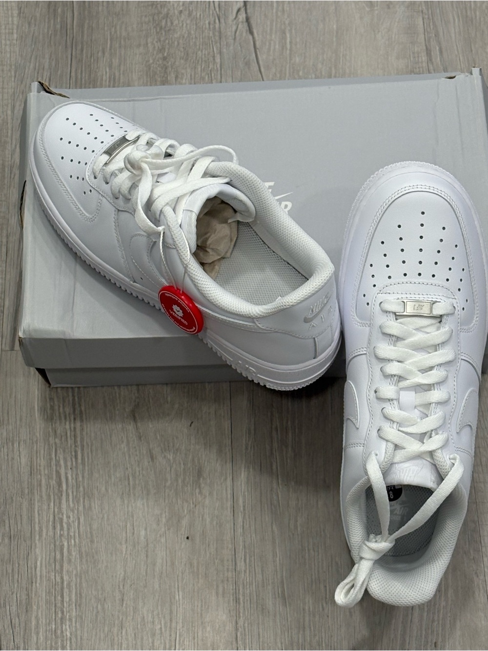 Nike White Leather Low-Top Sneakers BNWT size 8 AT-7/52 - Picture 1 of 8
